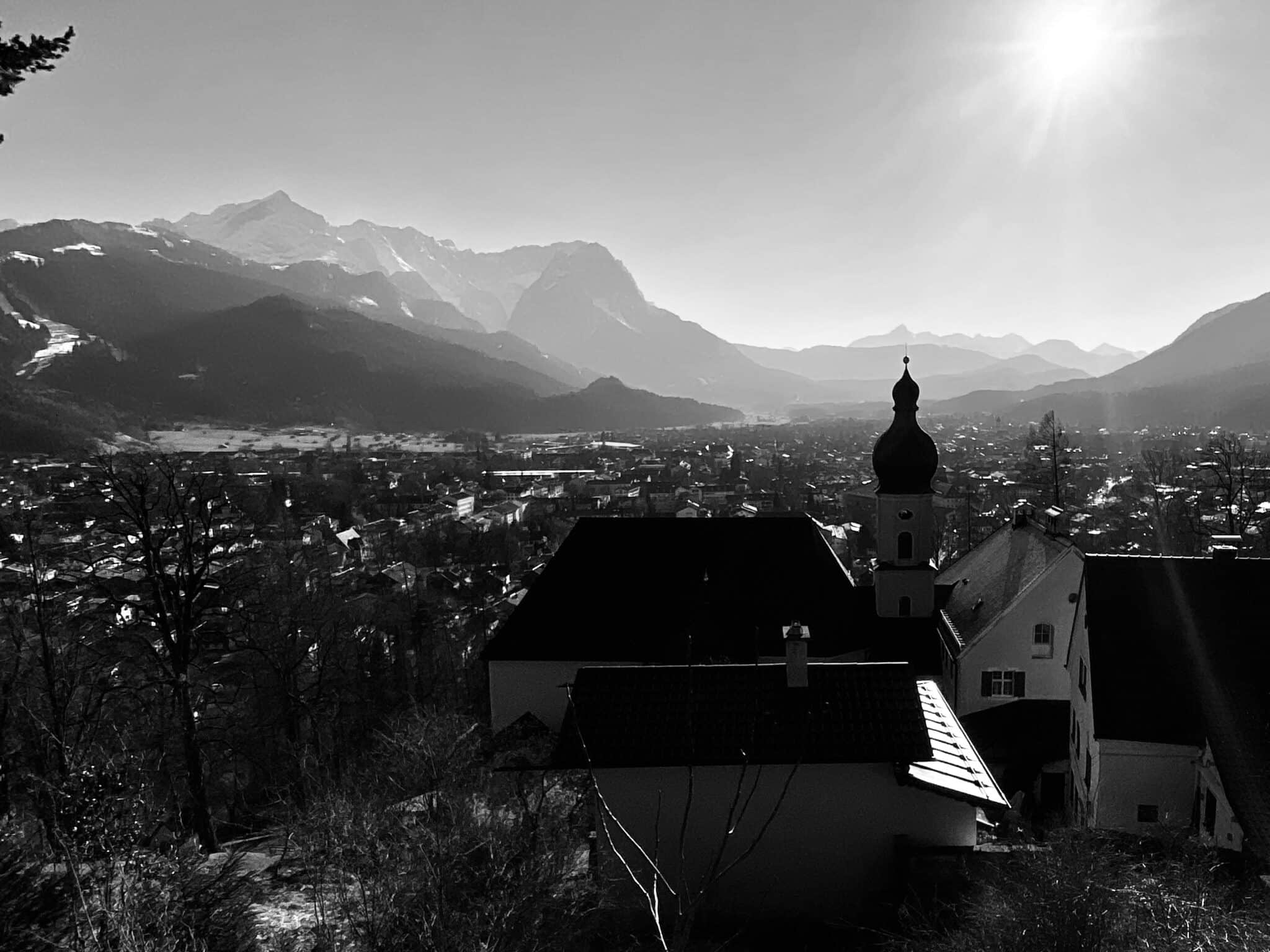 Wie weit ist es vom Alpenhof Krün nach Garmisch-Partenkirchen?